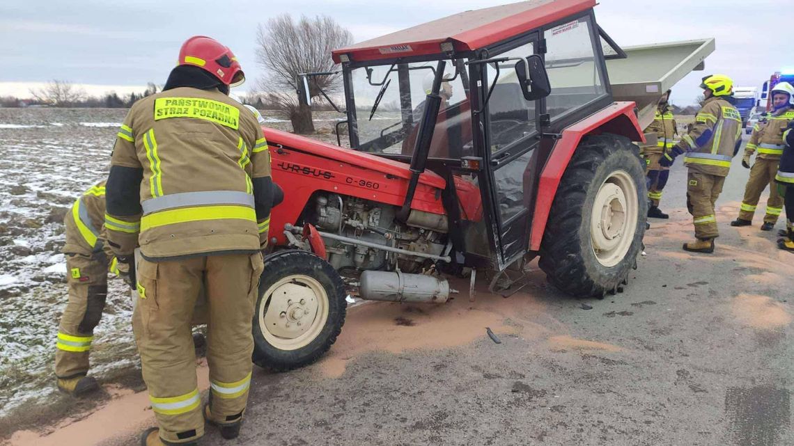 Zabrnie, ciągnik rolniczy, na sygnale, akcja ratunkowa, wypadek drogowy, zderzenie ciągnika rolniczego z samochodem osobowym, wypadek w powiecie dąbrowskim