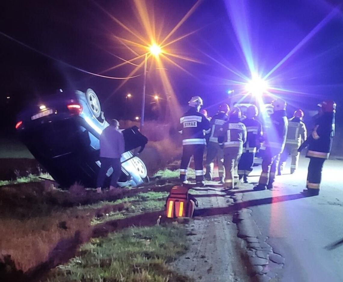 Groźnie wyglądające zdarzenie w Rudnie Górnym. Osobówka dachowała w przydrożnym rowie Rudno Górne, gmina Igołomia-Wawrzeńczyce, powiat krakowski, powiat proszowicki, na sygnale
