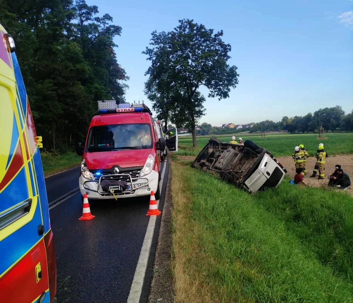 Wypadek w miejscowości Czechy, wypadek w Czechach, wypadek w gminie Słomniki, akcja ratunkowa, dachowanie busa, osoby ranne, akcja ratownicza