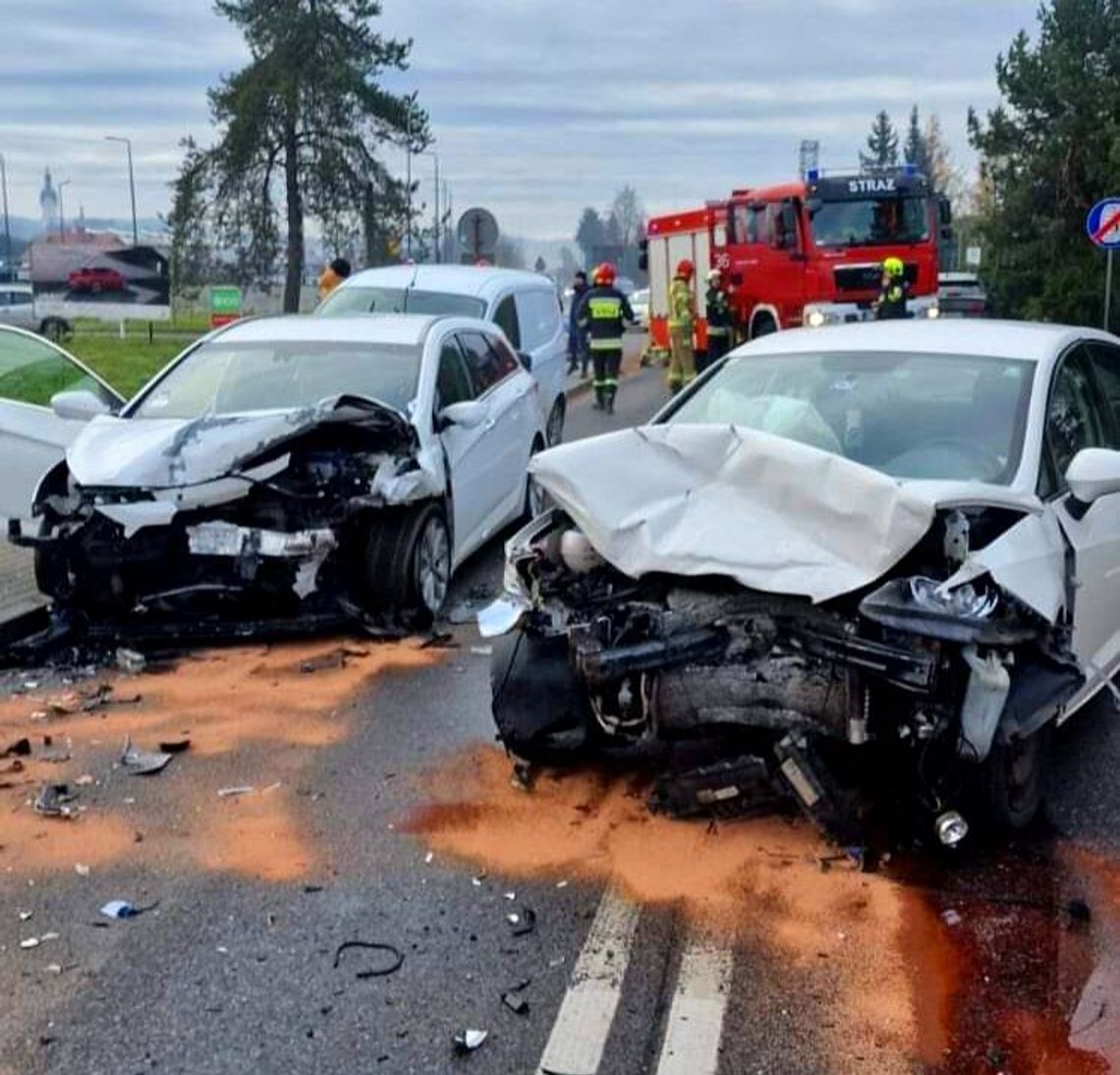 Groźny wypadek drogowy w Tuchowie. Trzy osoby ranne [FOTO]