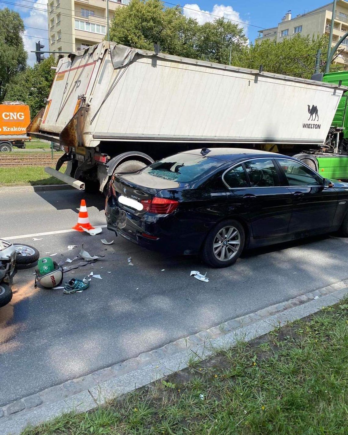 Groźny wypadek na Alei Jana Pawła II w Nowej Hucie [ZDJĘCIA]