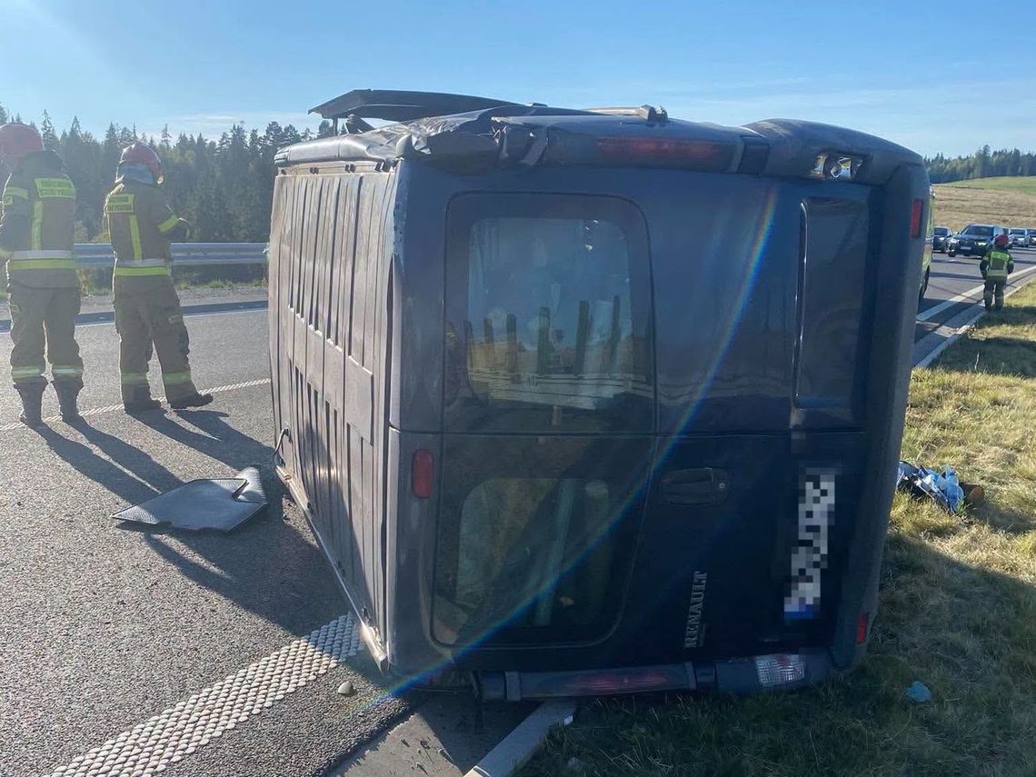 Bus przewrócił się na Zakopiance w Rdzawce