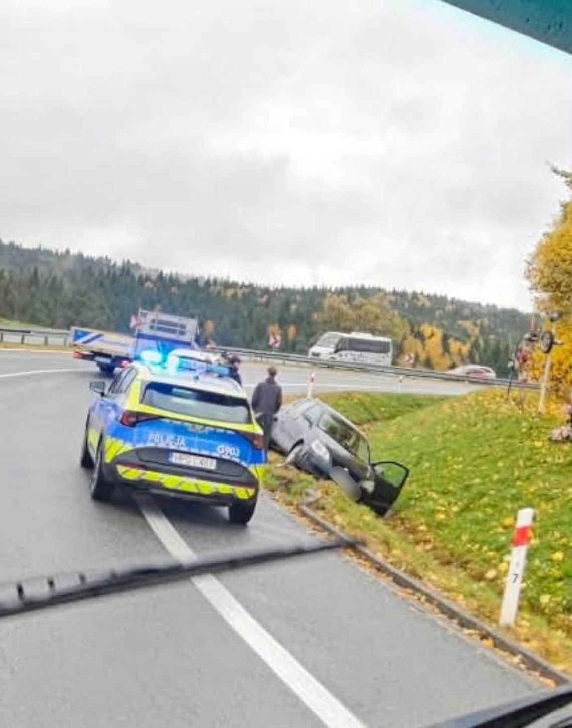 Groźny wypadek na Zakopiance. Samochód wpadł do rowu na „patelniach”