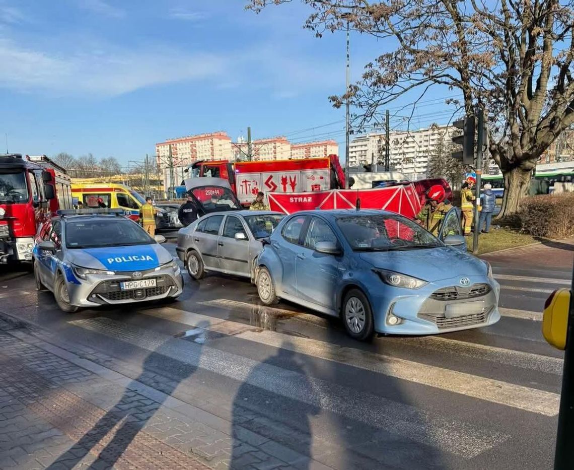 Groźny wypadek przy DH Wanda w Bieńczycach. 78-latek zasłabł za kierownicą [FOTO]