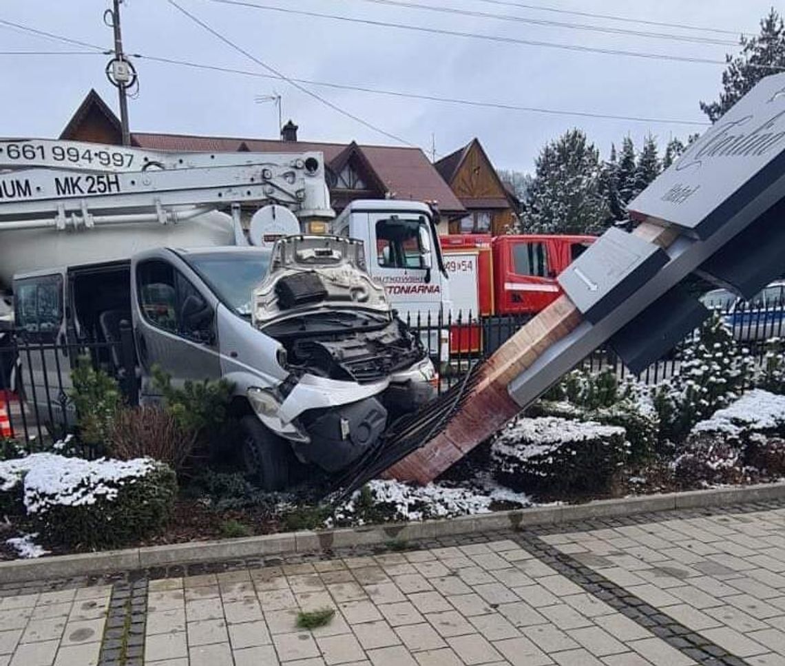 Groźny wypadek w Białce Tatrzańskiej. Zderzenie osobówki z busem [FOTO]