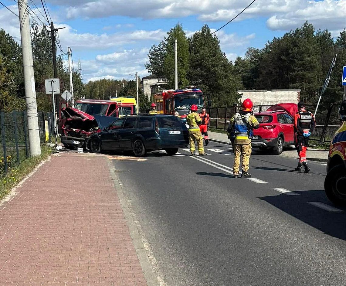 Bukowno, powiat olkuski, wypadek drogowy, na sygnale, zderzenie trzech pojazdów, poważny wypadek, wypadek w Bukownie