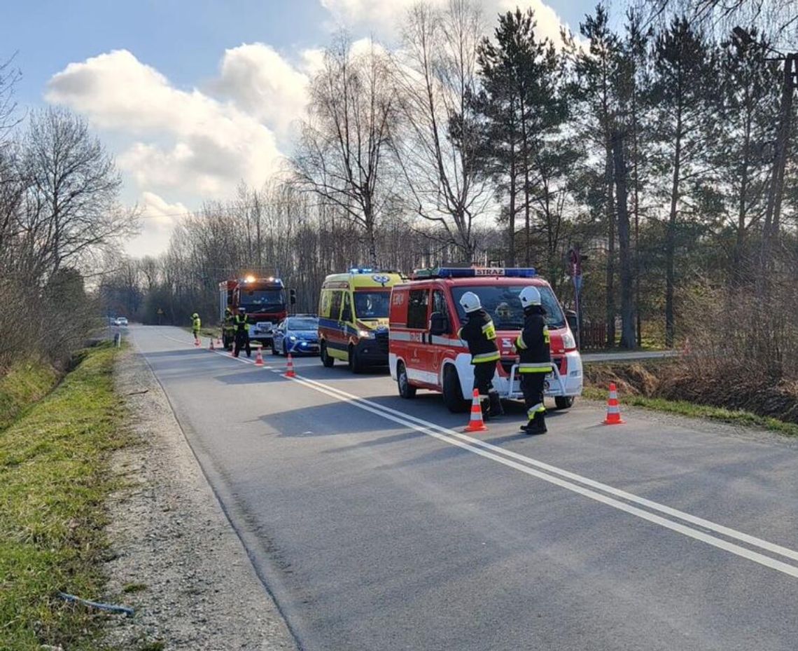 Delastowice, wypadek drogowy, zderzenie samochodu osobowego ze skuterem, wypadek w powiecie Dąbrowskim, jedna osoba w szpitalu, na sygnale