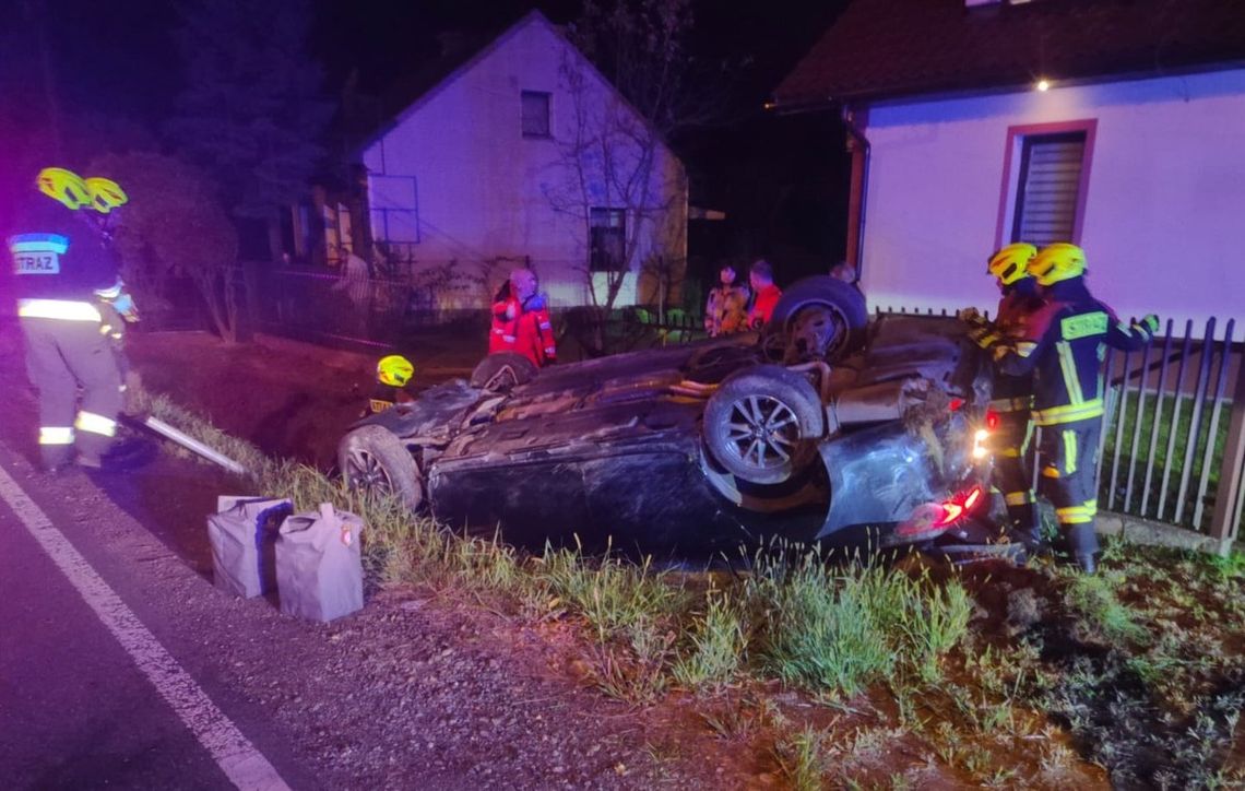 Groźny wypadek w Kętach. Kierowca dachował przy powrocie z pracy