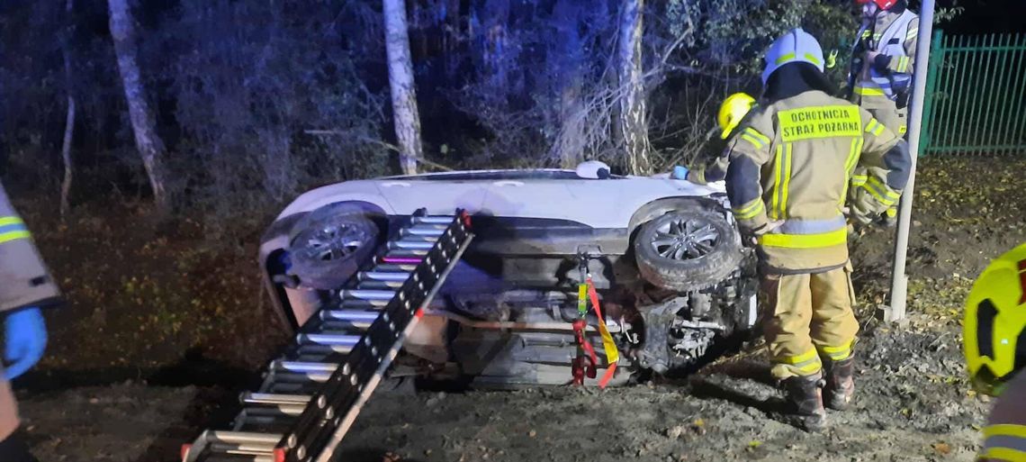 Kochanów, powiat krakowski, wypadek drogowy, na sygnale, akcja ratunkowa odcinek samochód rozbił się na betonowym przepuście, straż pożarna