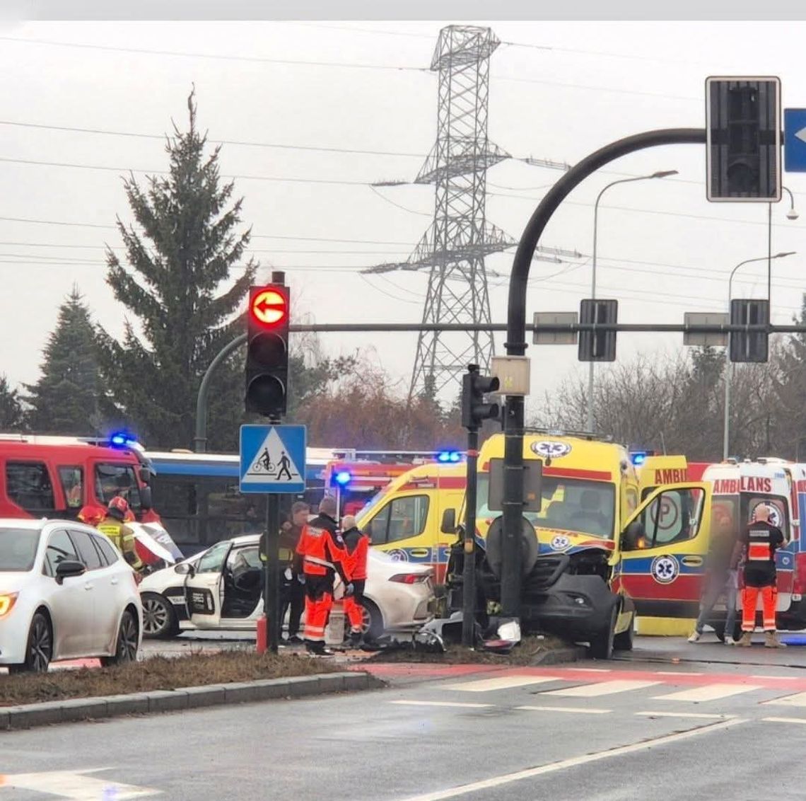 Kraków, Nowohucka, Saska, na sygnale, wypadek drogowy, akcja ratunkowa, akcja ratownicza