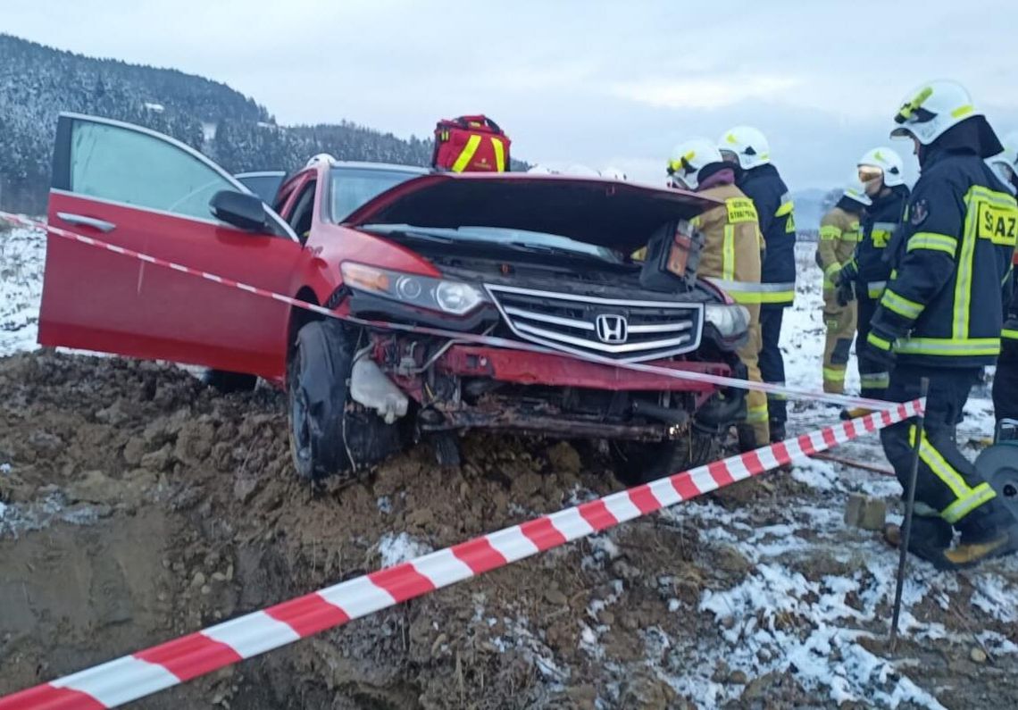 Groźny wypadek w Maszkowicach. Samochód wypadł z drogi [ZDJĘCIA]