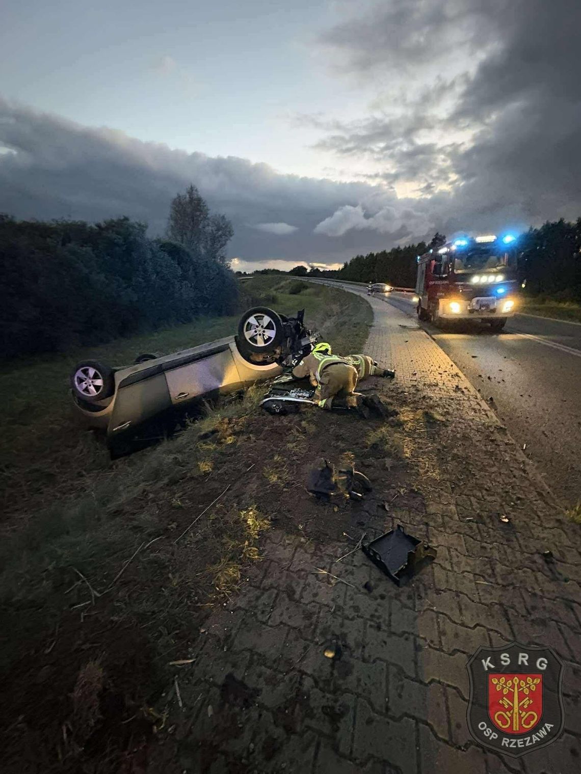 Borek, powiat Bocheński, wypadek drogowy, wypadek drogowy w miejscowości Borek, dachowanie samochodu osobowego, kierowca pod opieką ratowników medycznych