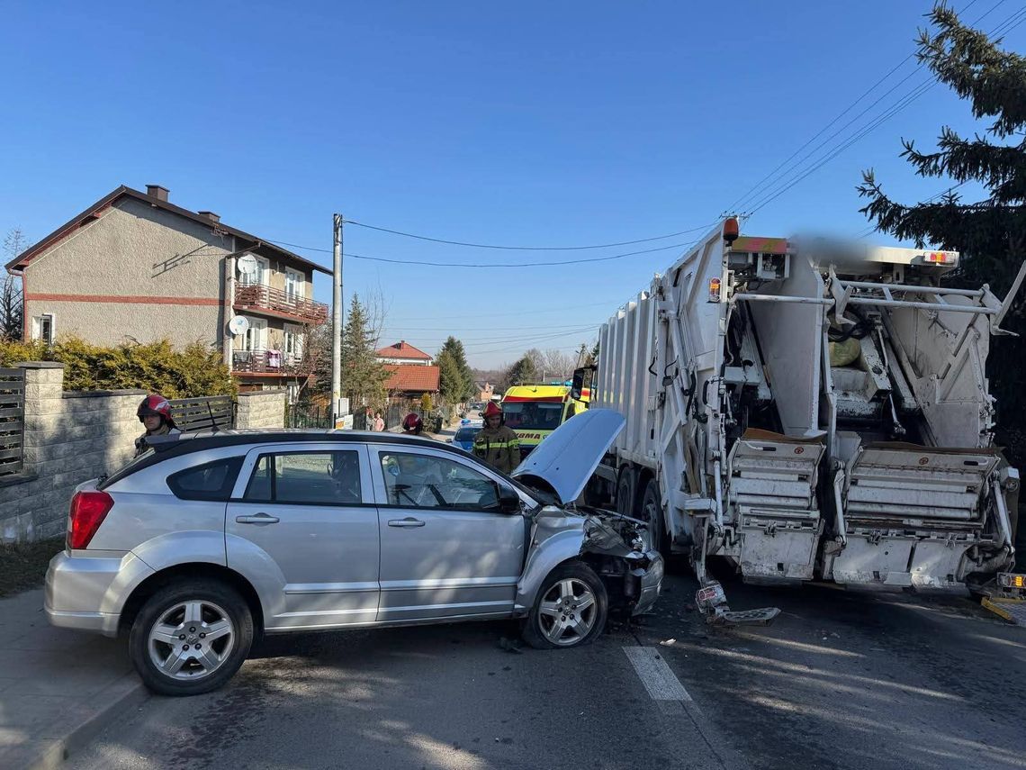 Mokrzyska, powiat brzeski, Brzesko, zderzenie samochodu osobowego z ciężarówką, zderzenie samochodu osobowego ze śmieciarką, zderzenie ze śmieciarką, na sygnale, akcja ratunkowa