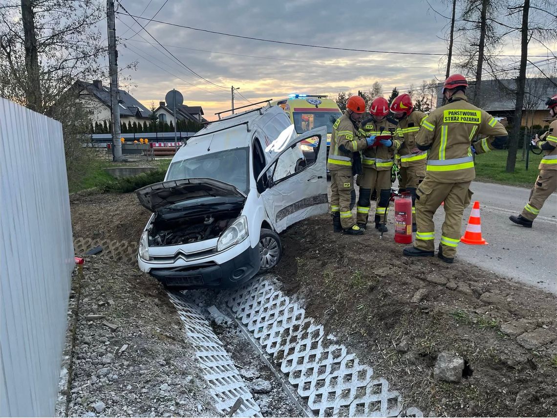 Wypadek drogowy, Nowa Huta, Kraków, ulica Rzepakowa, na sygnale, akcja służb, wypadek, służby ratunkowe