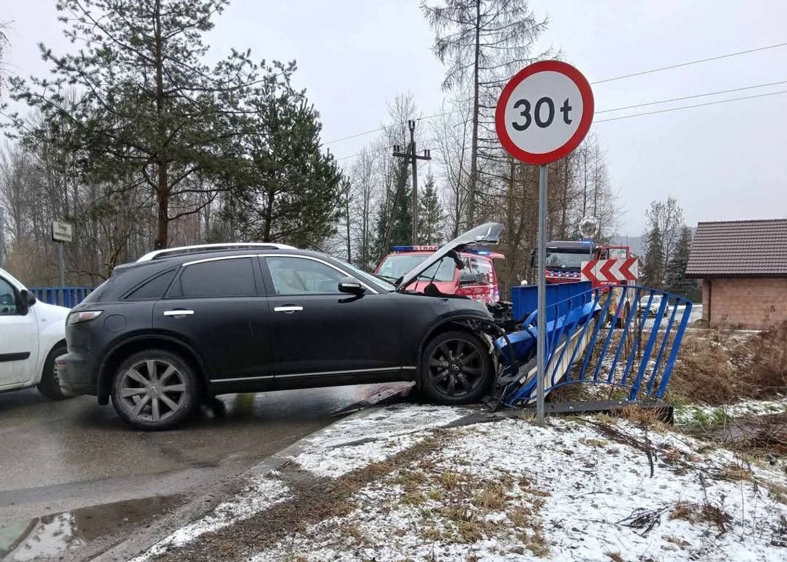 Groźny wypadek w Pcimiu. Samochód osobowy uderzył w barierki mostu [FOTO]