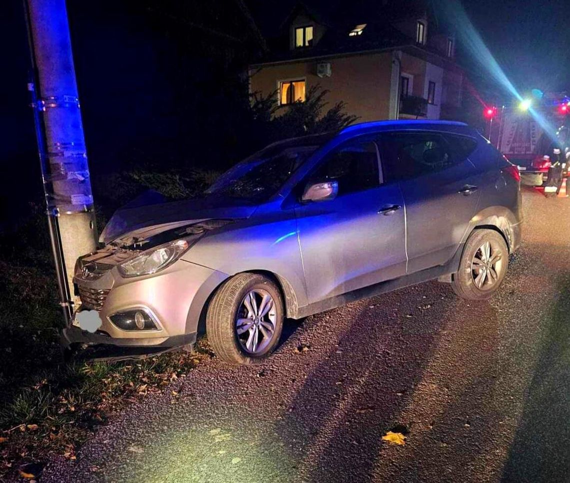 Groźny wypadek w Poskwitowie. Samochodem w betonowy słup [FOTO]