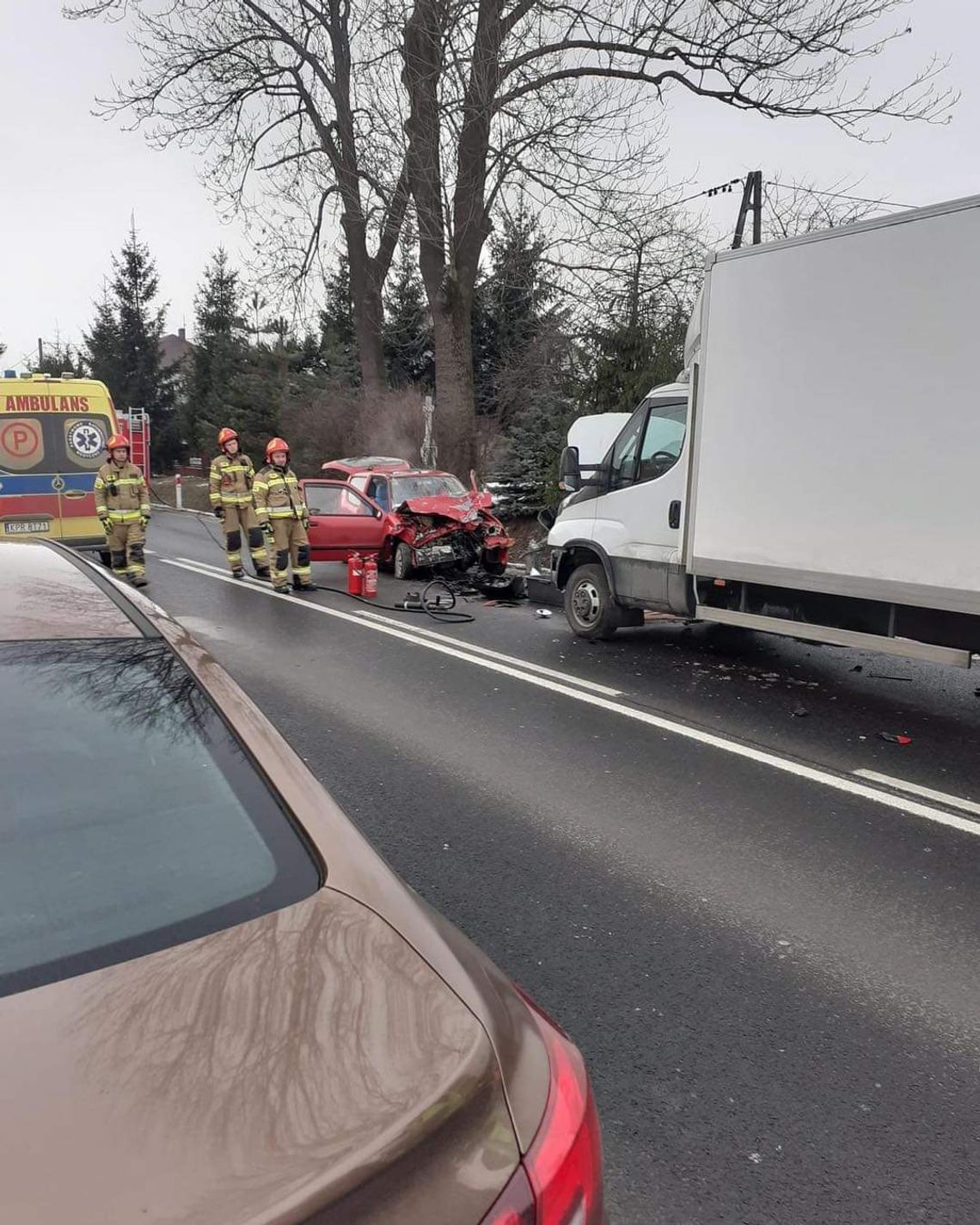 Groźny wypadek w powiecie proszowickim. Kierowcy poszkodowani (ZDJĘCIA)