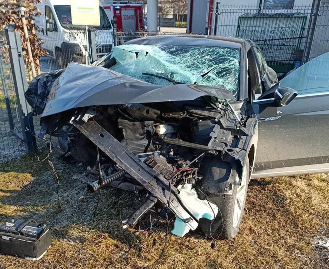 Groźny wypadek w Przylasku Rusieckim. Płonący silnik wypadł na pobocze [FOTO]