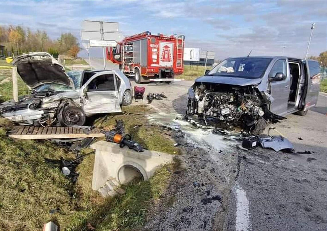 Groźny wypadek w Rzezawie. Dwie osoby ranne [ZDJĘCIA]