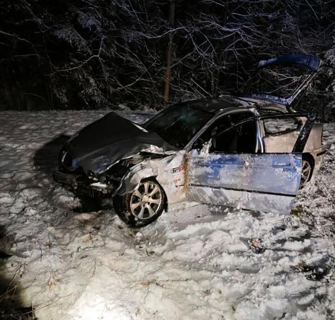 Groźny wypadek w Wierzbanowej. Samochód uderzył w przepust [FOTO]