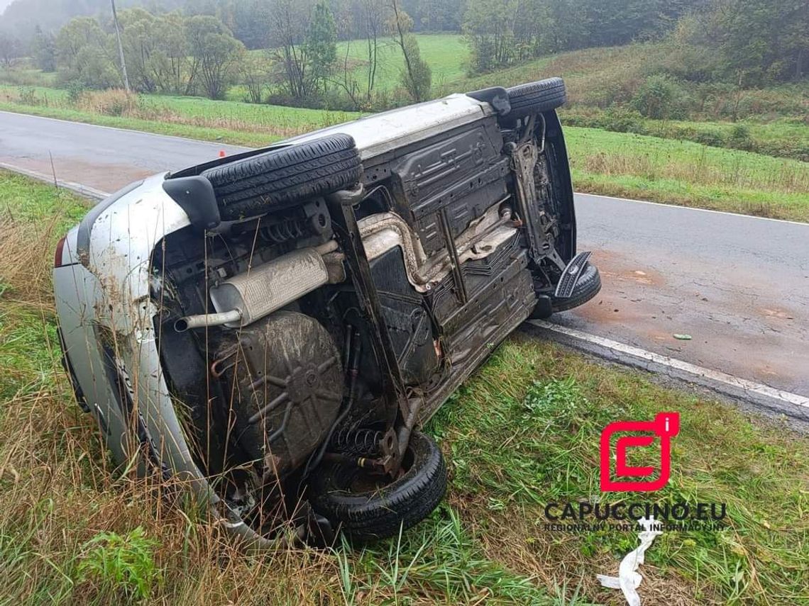 Groźny wypadek w Wojakowej. Samochód osobowy dachował