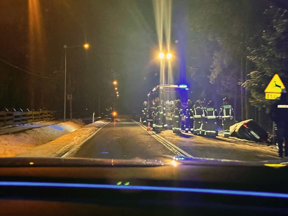 Groźny wypadek w Zubrzycy Górnej. Samochód wypadł z drogi [FOTO, FILM]