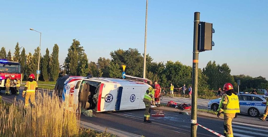 Na zdjęciu przewrócona na bok karetka pogotowia na Alei Jana Pawła II