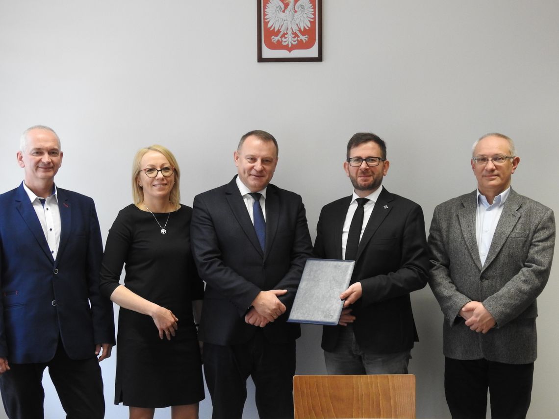 Na zdjęciu przedstawiciele Grupy Azoty oraz Politechniki Krakowskiej z podpisaną umową współpracy