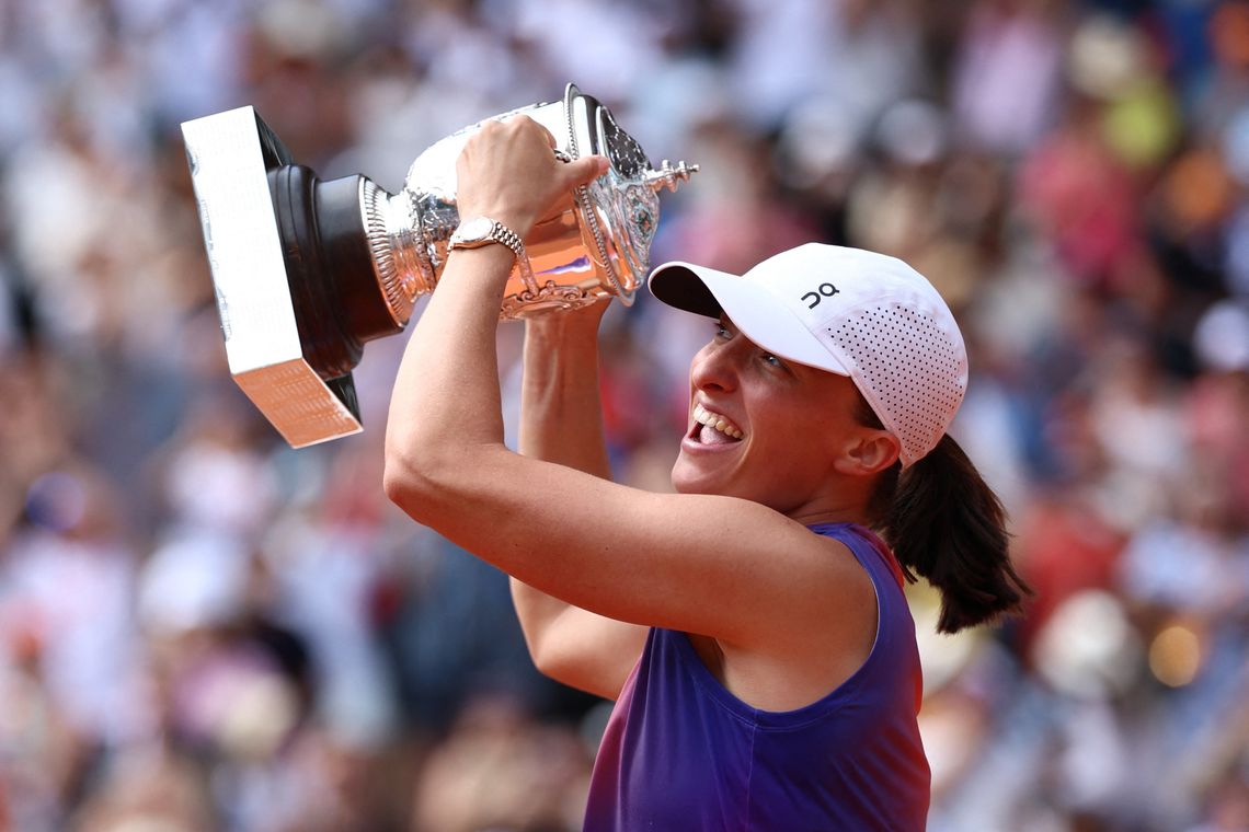 Na zdjęciu Iga Świątek z trofeum za wygranie wielkoszlemowego Roland Garros