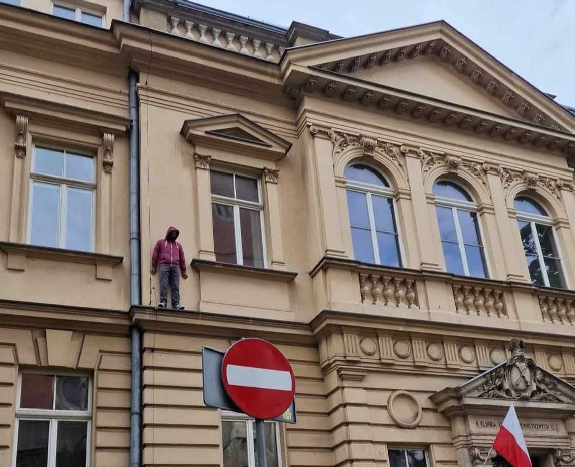 Na zdjęciu kukła na elewacji budynku przy ulicy Kopernika w Krakowie