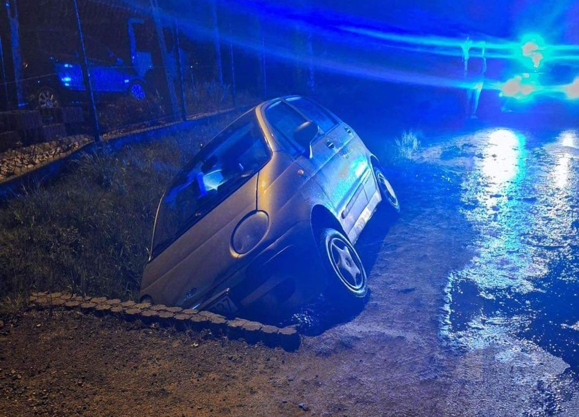 Jadąc po procentach wylądował w rowie na terenie Skawiny (ZDJĘCIA)