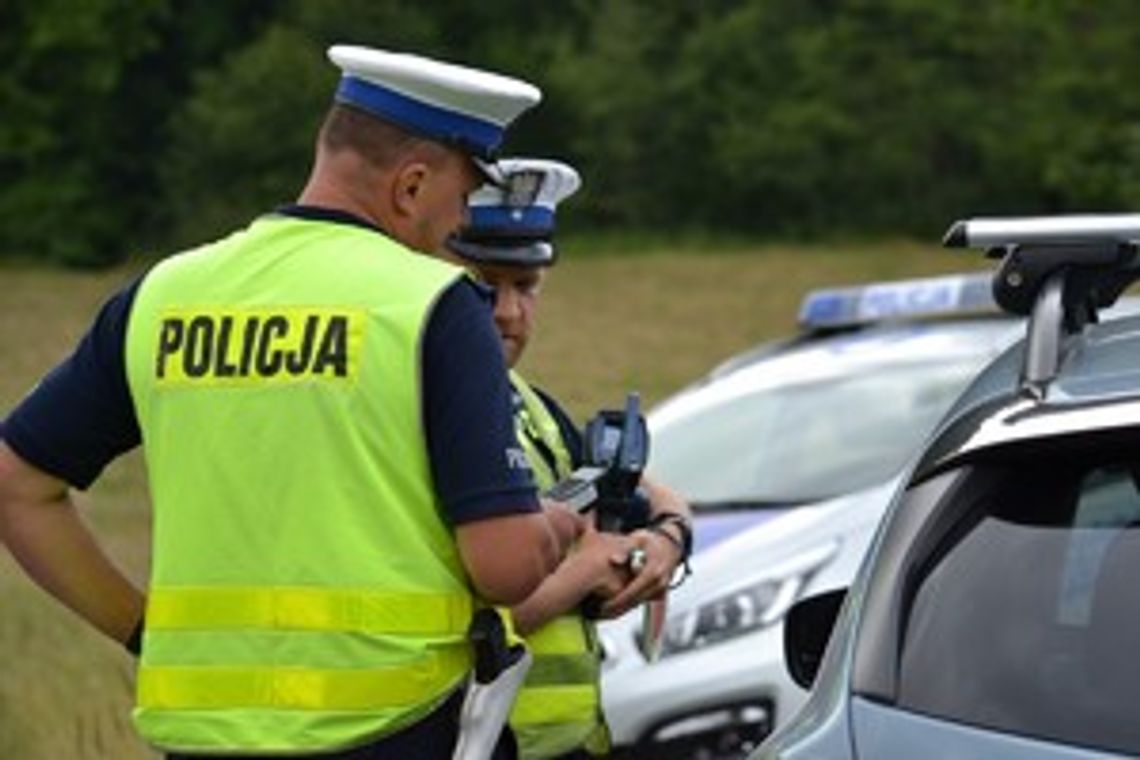 Na zdjęciu funkcjonariusze Policji podczas kontroli drogowej