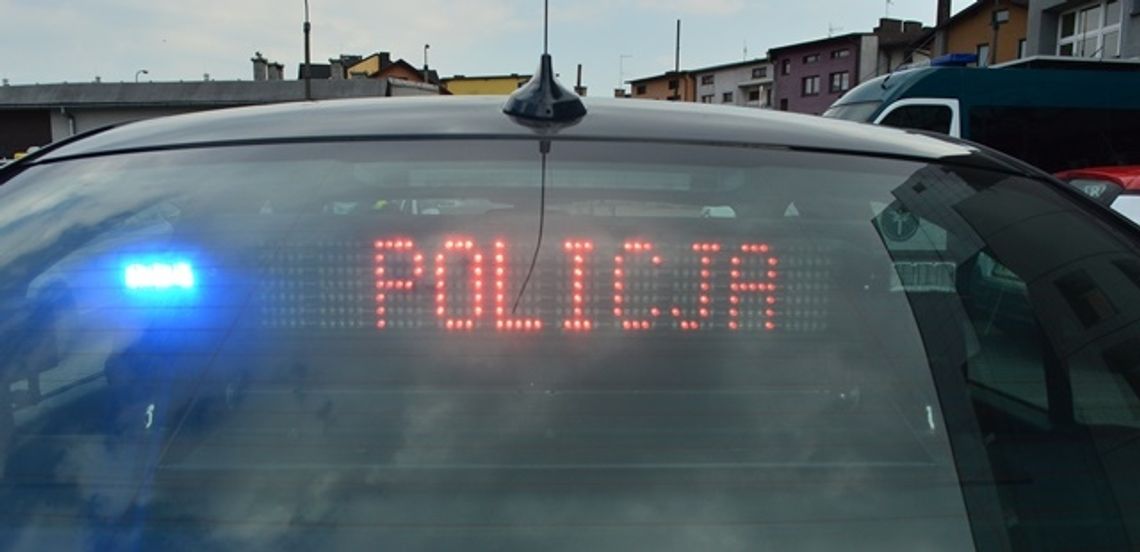 Na zdjęciu tył nieoznakowanego radiowozu Policji i napis Policja