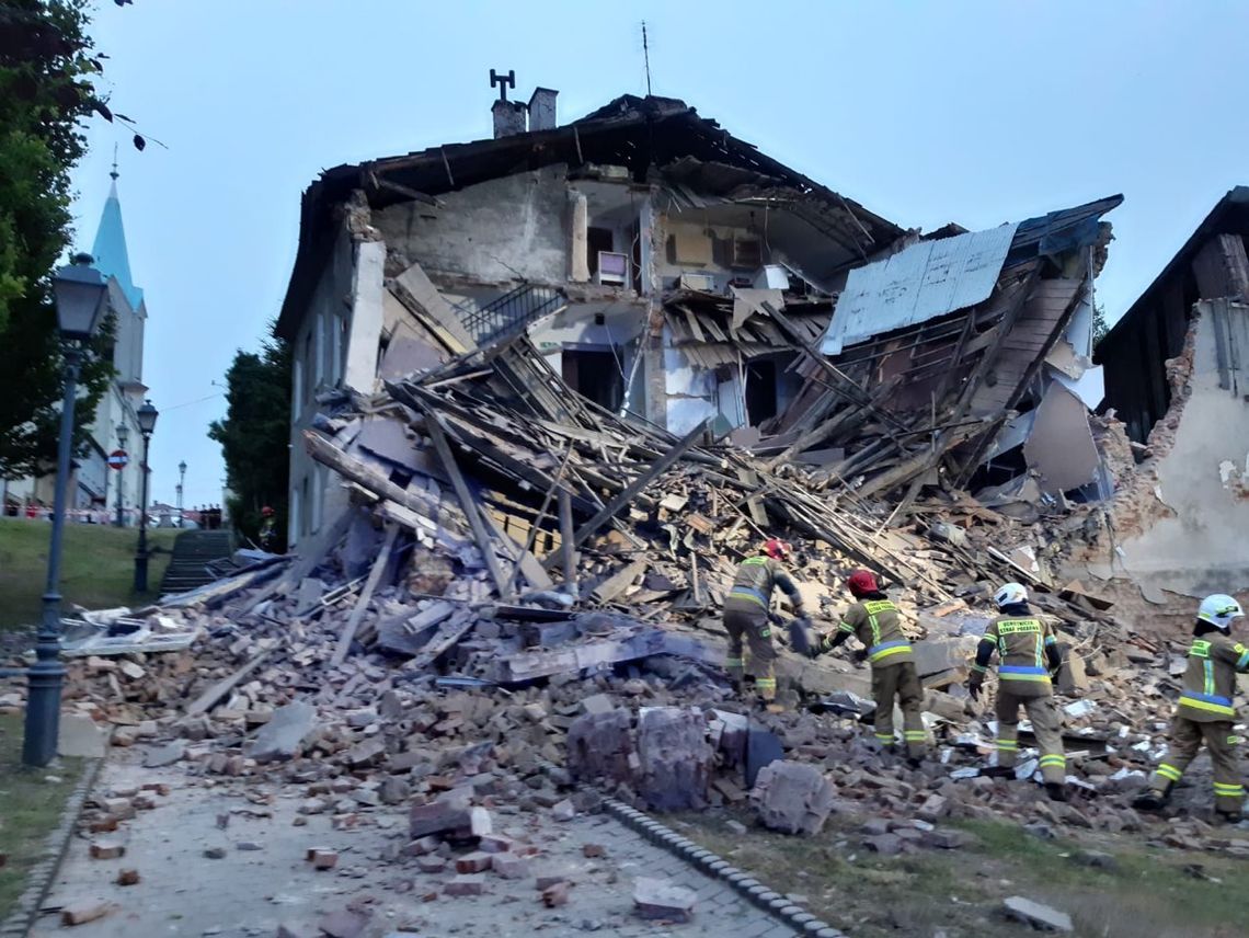 Na zdjęciu zawalona kamienica w centrum Oświęcimia i akcja służb ratunkowych