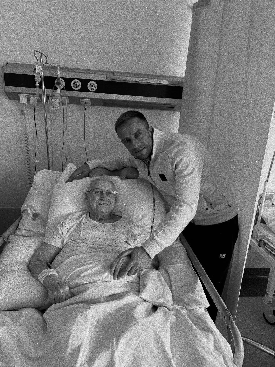 Kamil Grosicki przekazał smutną wiadomość. Zmarła jego ukochana babcia Kamil Grosicki, śmierć babci Kamila Grosickiego, śmierć babci, nie żyje babcia Kamila Grosickiego, pogrzeb babci, nie żyje babcia Kamila Grosickiego