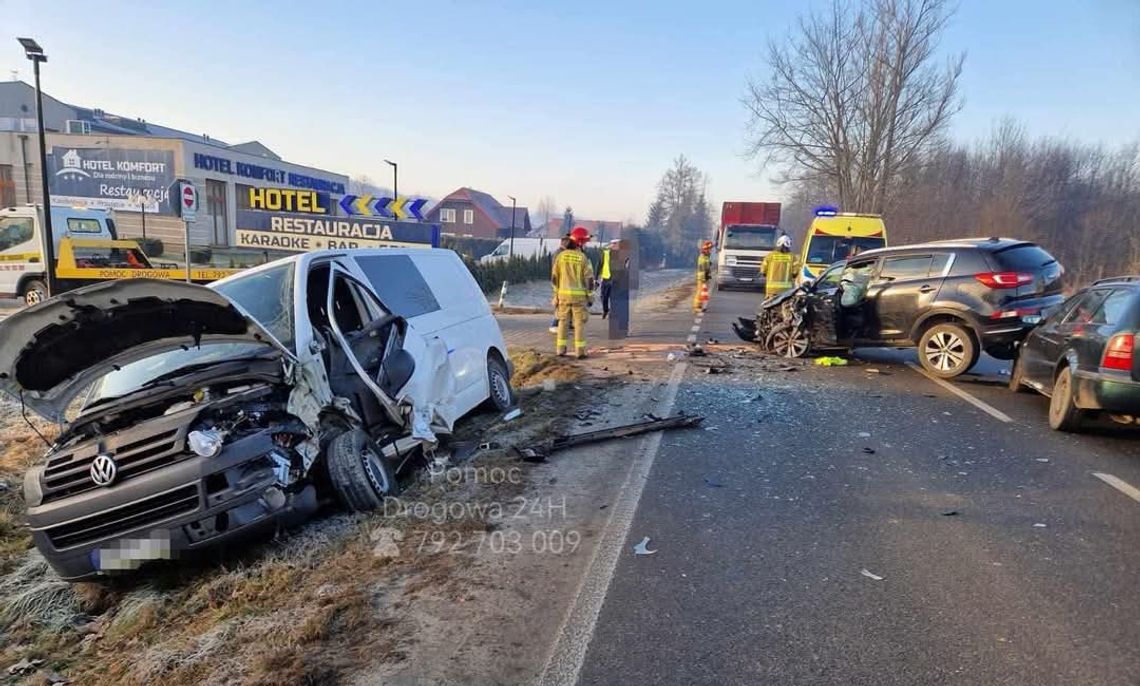 Karambol czterech samochodów w Krzywaczce. Dwie osoby ranne [FOTO]