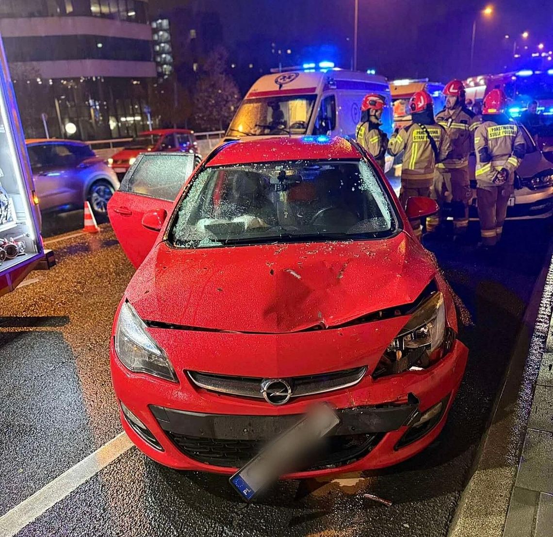 Kraków, rondo mogilskie, wypadek drogowy, karambol drogowy, zderzenie trzech samochodów, akcja ratunkowa, utrudnienia w ruchu