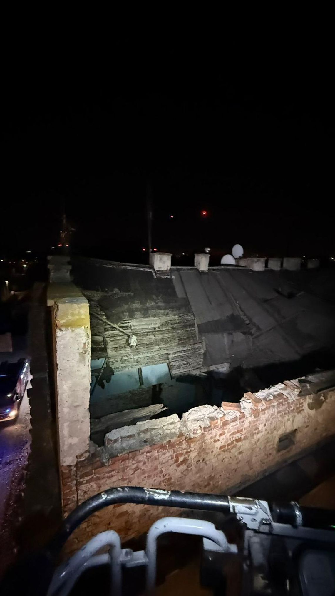 Kraków, ulica Grzegórzecka, dach kamienicy zawalił się na ulicy Grzegórzeckiej w Krakowie, dach kamienicy zawalony w Krakowie, akcja służb w Krakowie