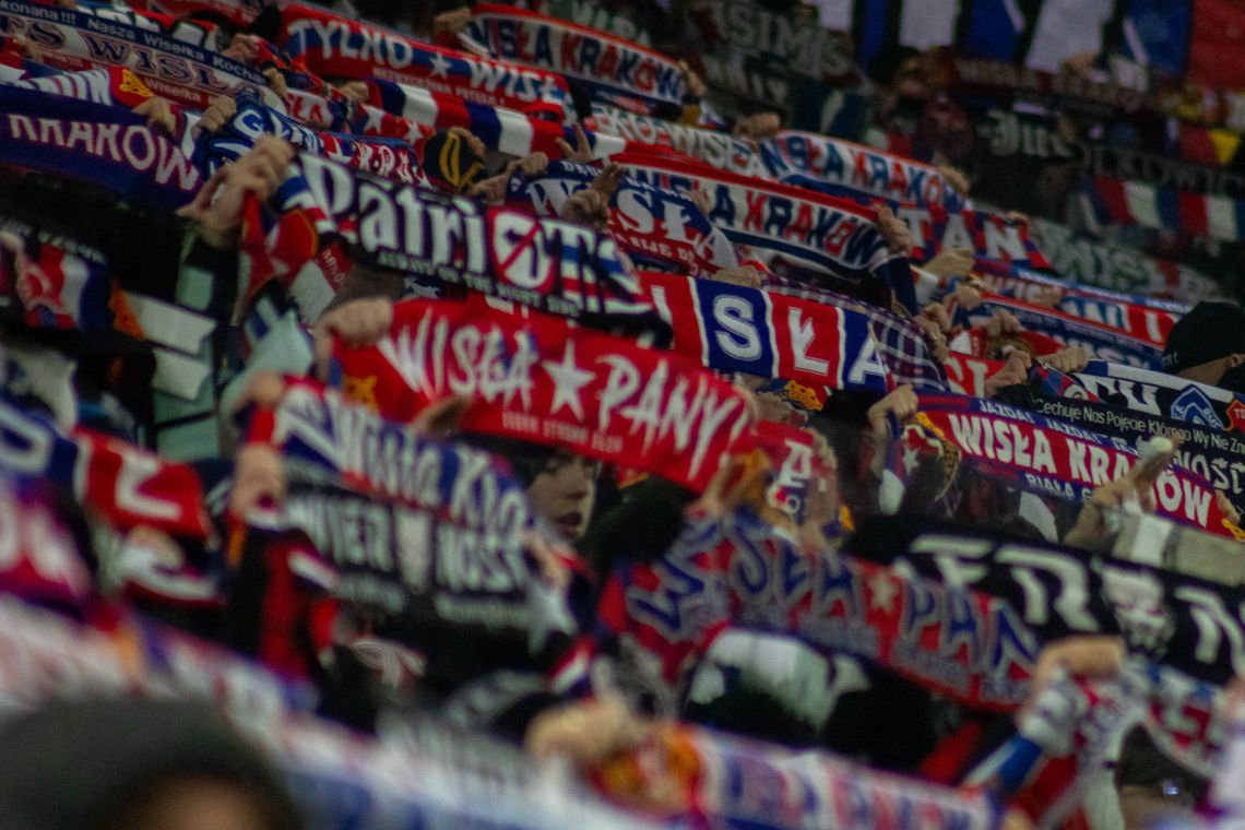 Kibice Wisły Kraków nie wejdą na stadion we Wrocławiu? Pat w hicie Betclic 1 Ligi Śląsk Wrocław, Wisła Kraków, Betclic 1 Liga, piłka nożna, bojkot kibiców Wisły Kraków, biała gwiazda, Wrocław, kibice Wisły Kraków nie zostaną wpuszczeni na mecz