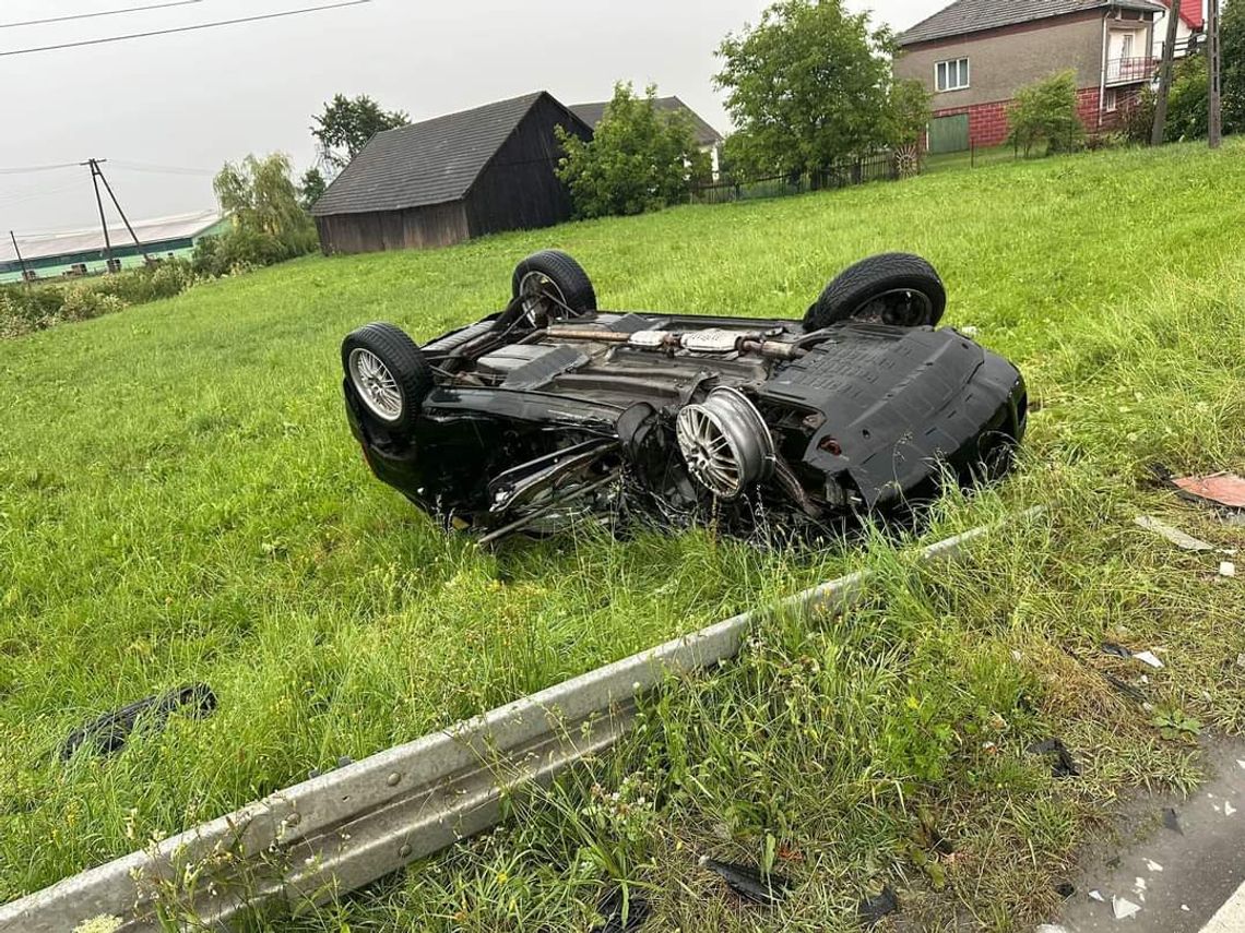 Na zdjęciu zniszczony samochód osobowy po wypadku w powiecie tarnowskim