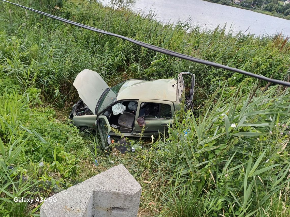 Na zdjęciu samochód osobowy, który dachował w miejscowości Osiek