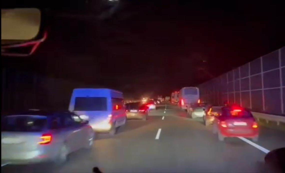 Tak wygląda wzorcowy korytarz życia, utworzony przez kierowców na autostradzie A4