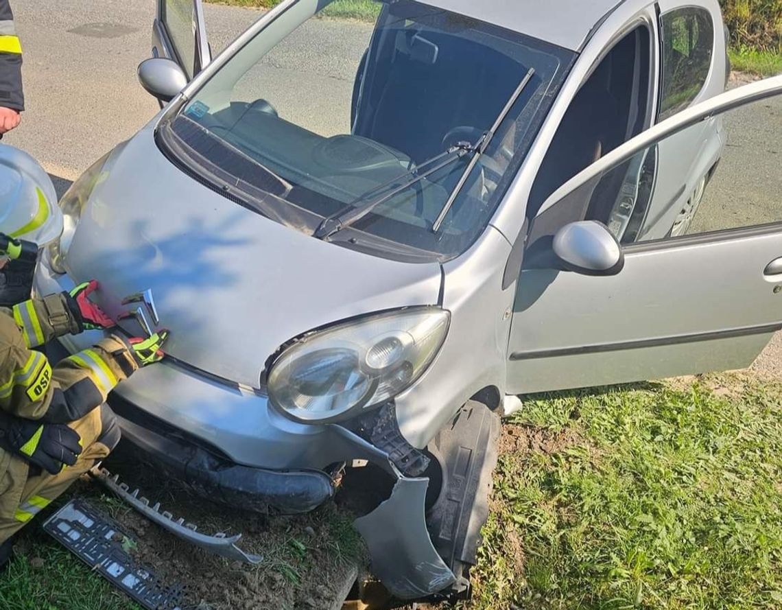 Na zdjęciu samochód osobowy, który rozbił się na betonowym mostku w Poskwitowie