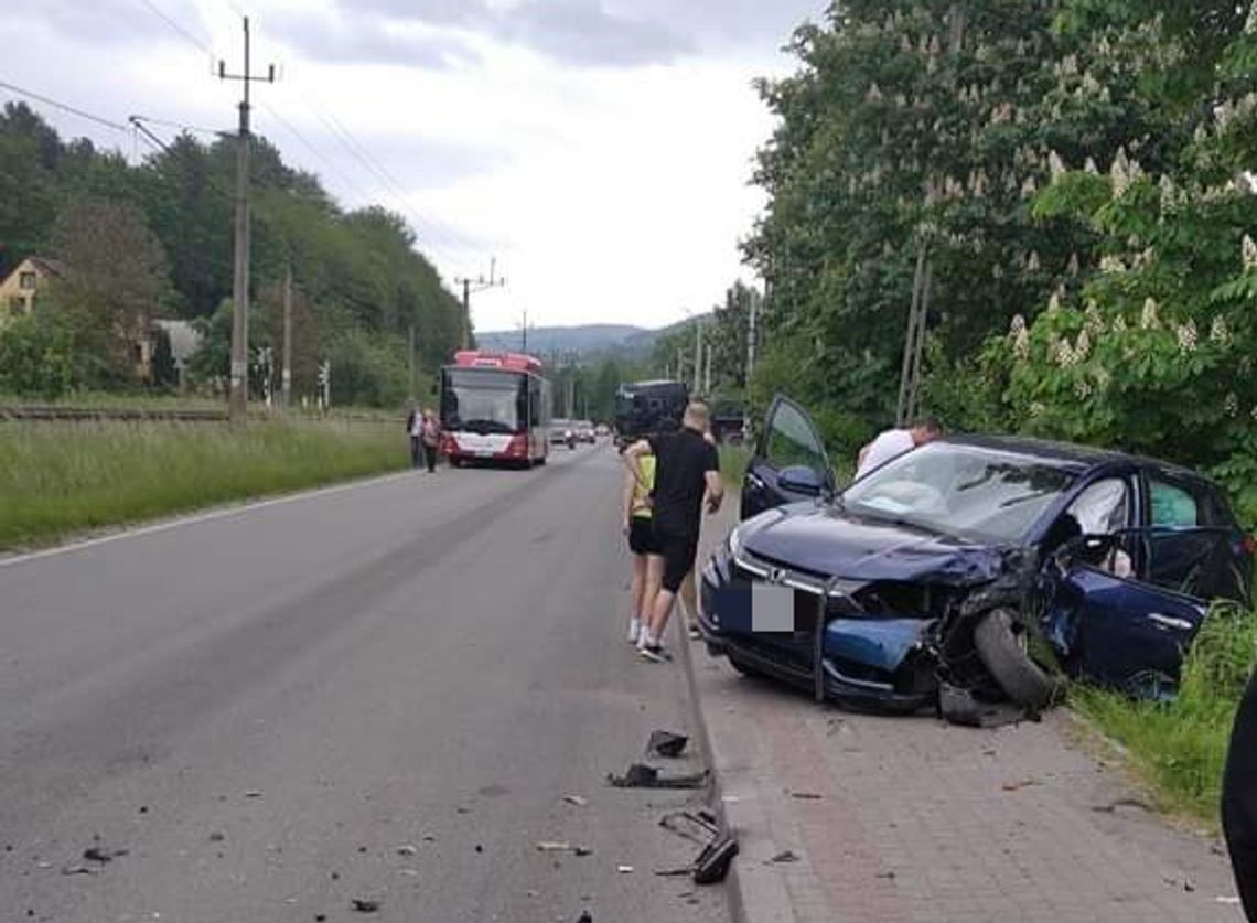 Kobieta ranna w zderzeniu ciężarówki z osobówką pod Nowym Sączem