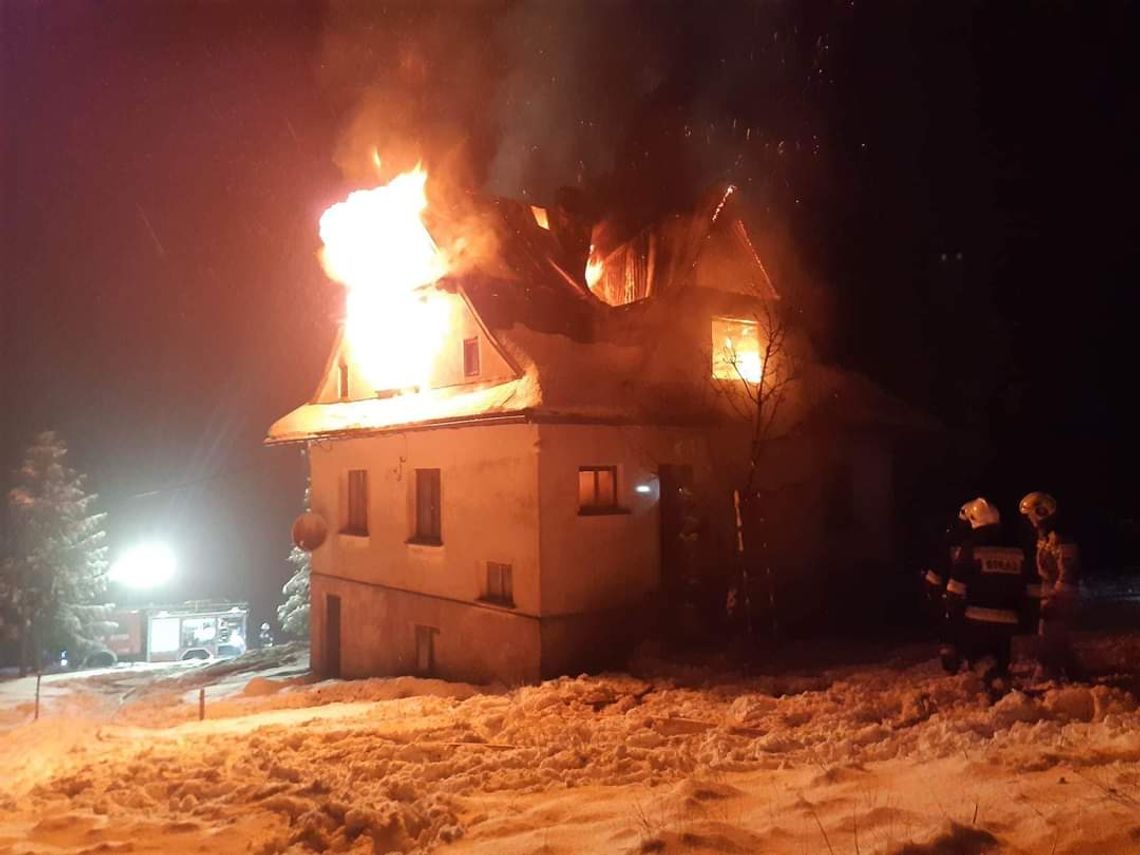 Kolejny duży pożar w Łętowem. Ogień objął cały budynek (ZDJĘCIA)