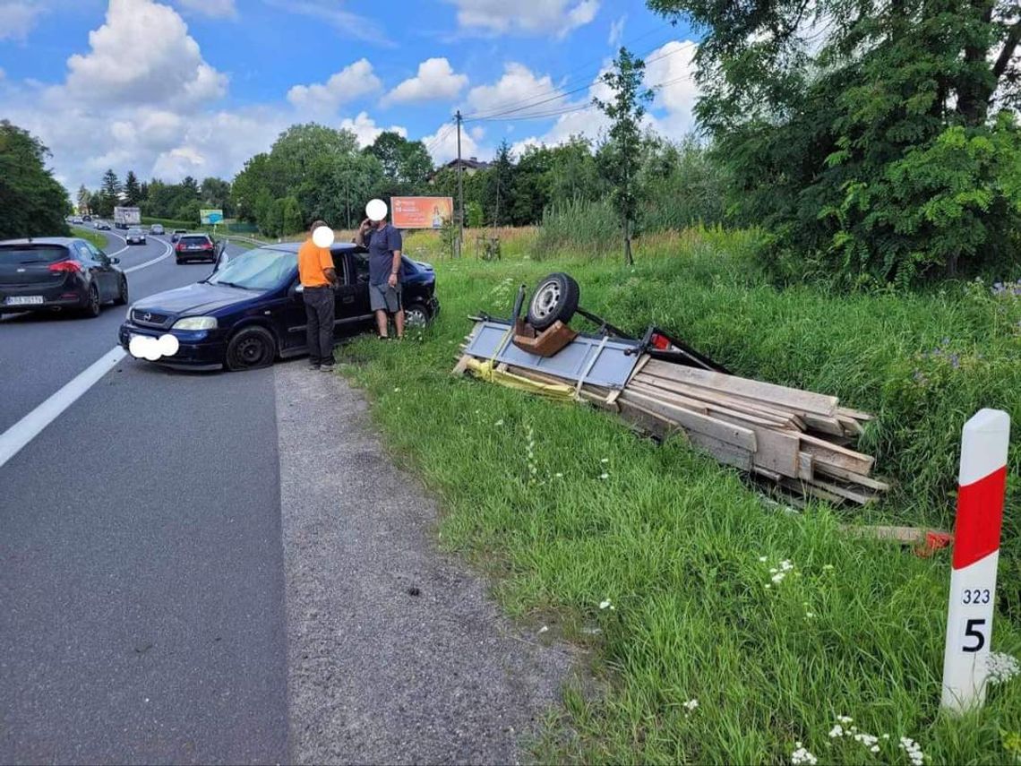 Kolizja na trasie Kraków-Olkusz. Pojazd na poboczu, przyczepka w rowie