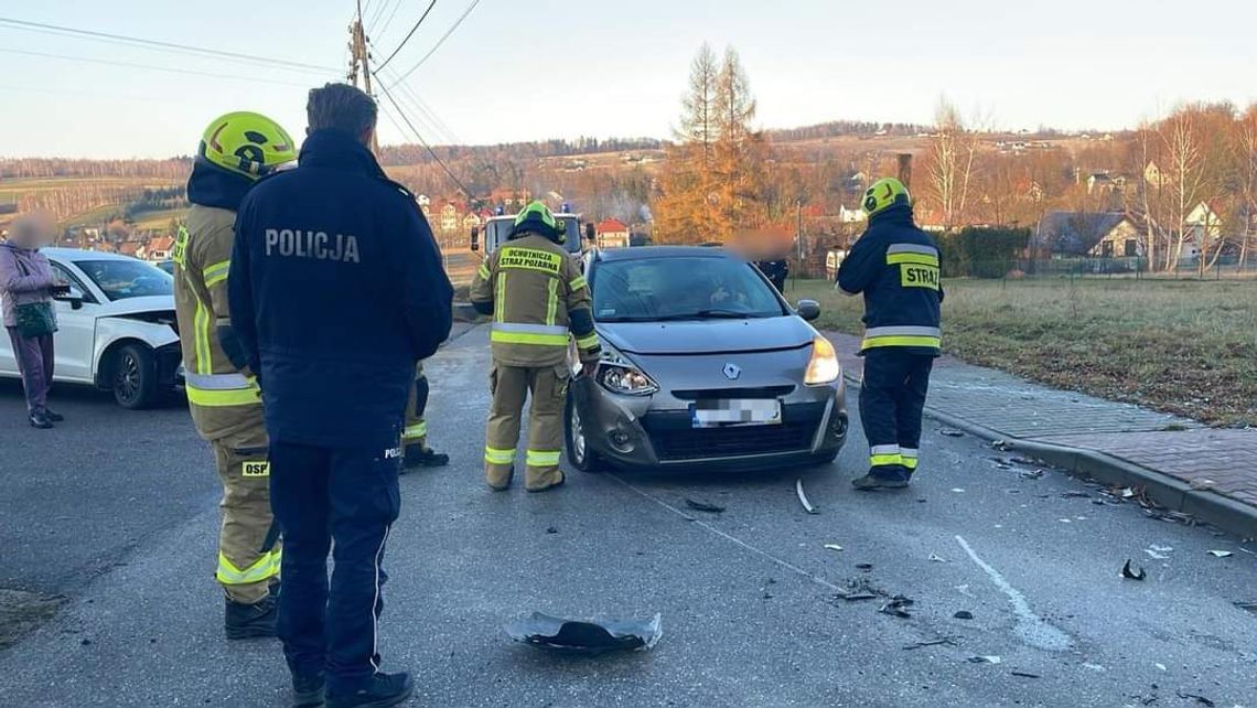 Kolizja przy kościele w Zakrzowie. Dwa samochody uszkodzone [FOTO]