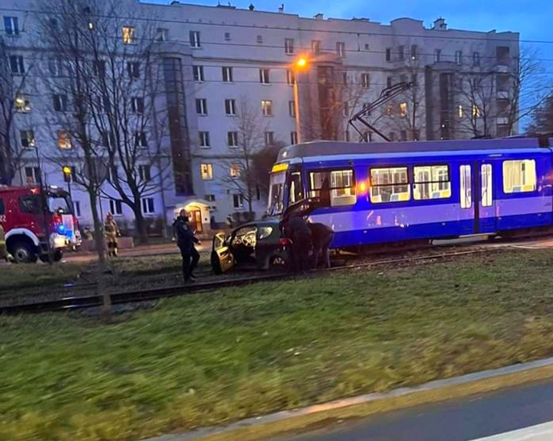 Kolizja tramwaju z osobówką na Alei Pokoju w stronę Nowej Huty