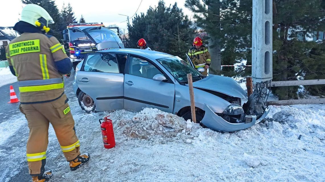 Sierockie, powiat tatrzański, Podhale, wypadek drogowy, samochód osobowy uderzył w słup telekomunikacyjny, na sygnale, straż pożarna