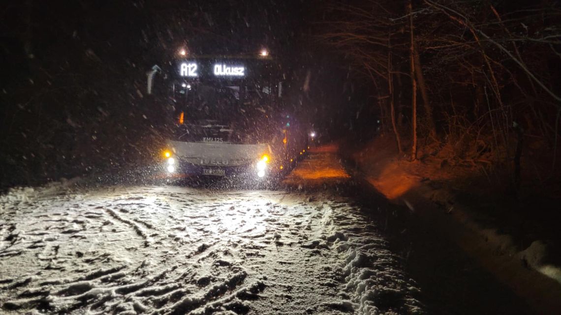 Komunikacyjny paraliż w gminie Skała. Autobus z pasażerami uwięziony, drogowców brak [FOTO, FILMY]